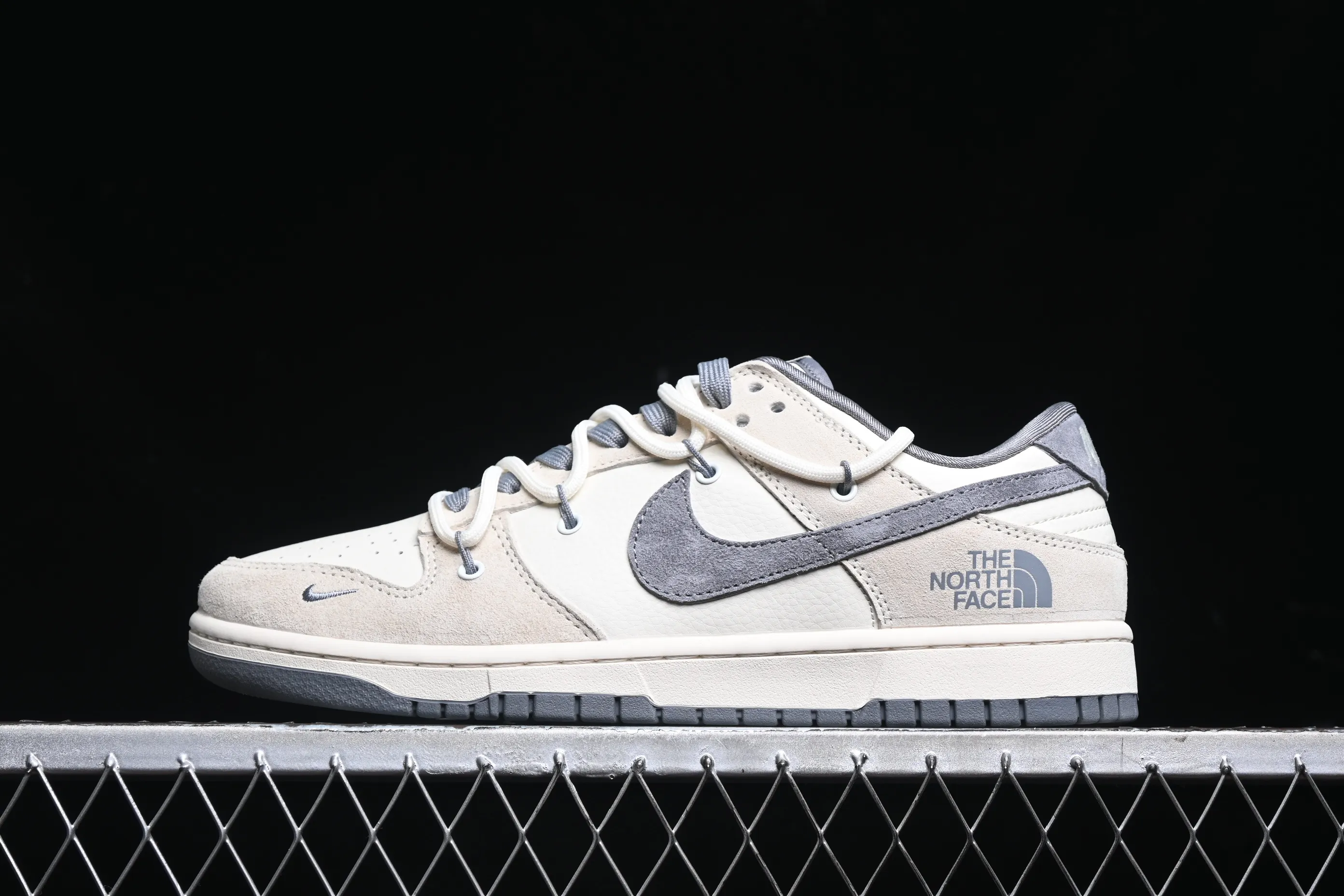 All Categories Nk SB Dunk Series Nk SB Dunk Low High-end Customized Low-top Sneakers Nk SB Dunk Low North Face Series-Strap Piggy Gray Hook Anniversary High-end Customized Low-top Casual Sneakers DM6868-002